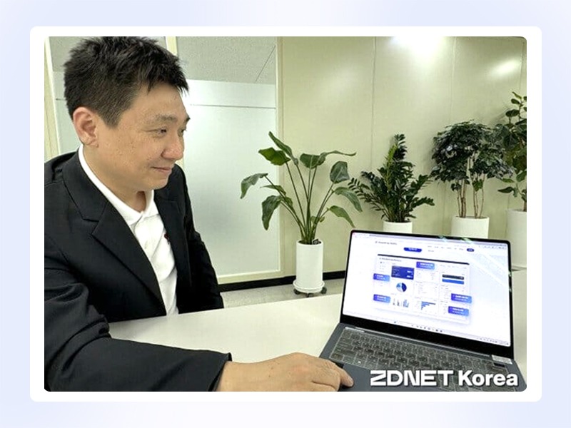 홍승균 에브리존 대표가 화이트디펜더 플랫폼 대시보드를 띄워 놓고 주요 기능을 설명하는 모습